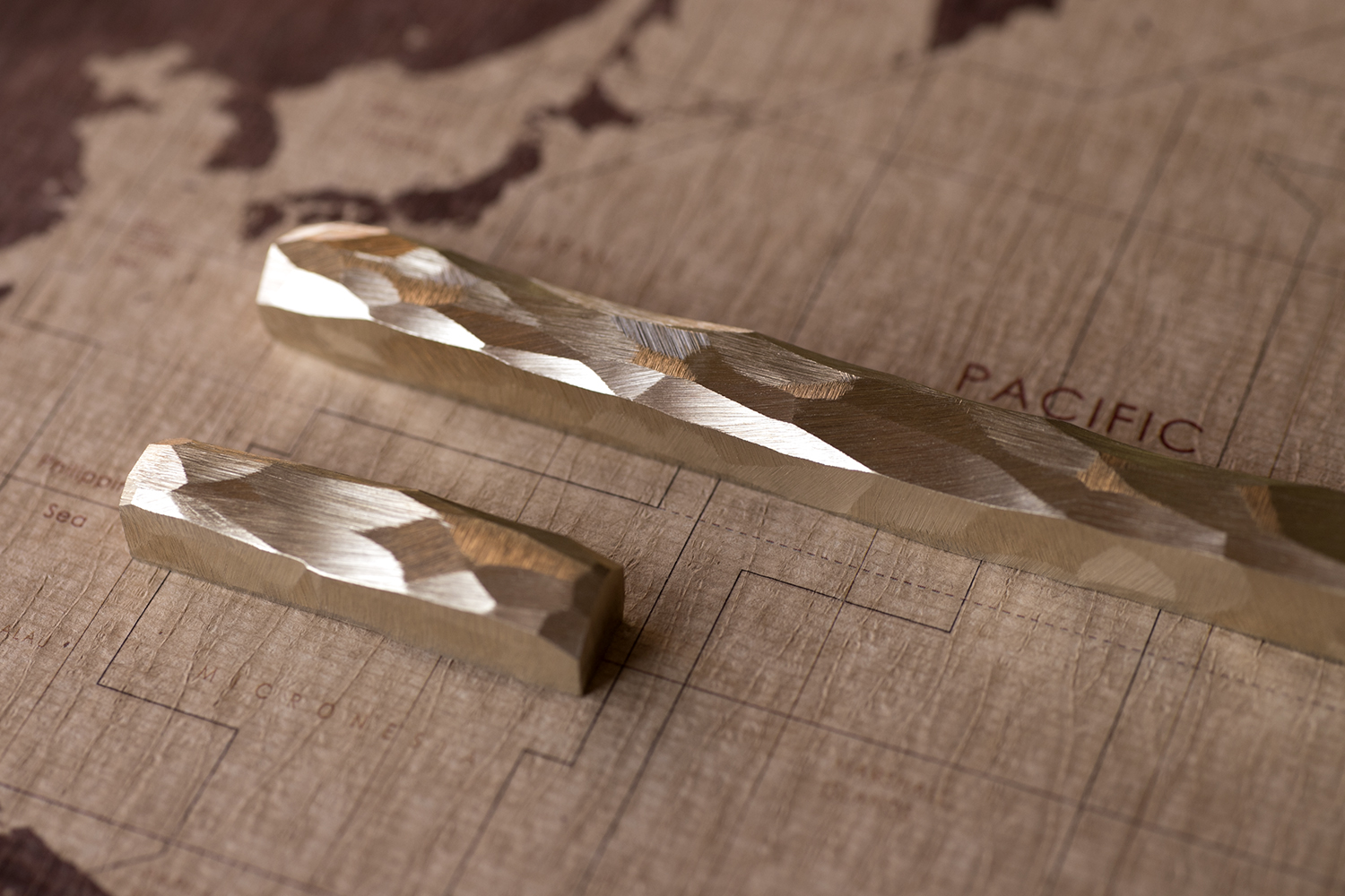 書道具 文鎮 筆置き 真鍮 手削り １点もの オリジナル 世界にひとつ けずり手 真鍮加工 金属加工 アート 芸術 美術品 書道 書 ペーパーウェイト プロダクトデザイン 町工場 東京 野方 工芸 技術 野方電機工業