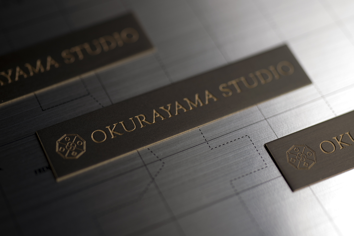 真鍮ロゴプレート ロゴプレート ネームプレート 真鍮プレート 大蔵山スタジオ アート オブジェ 石彫刻 インテリアデザイン 金属加工 部品加工 真鍮加工 炭黒加工 エッチング 町工場 ものづくり 東京 中野区 野方電機工業