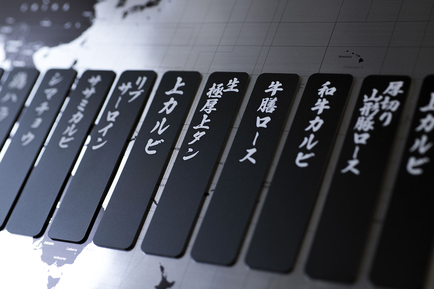 アルミ加工 ネームプレート 部位プレート アルミ製 黒アルマイト レーザーマーキング レーザー加工 金属加工 部品加工 部品製作 部品加工 オリジナルネームプレート 金属ネームプレート メタルネームプレート 高級感 シック おしゃれ